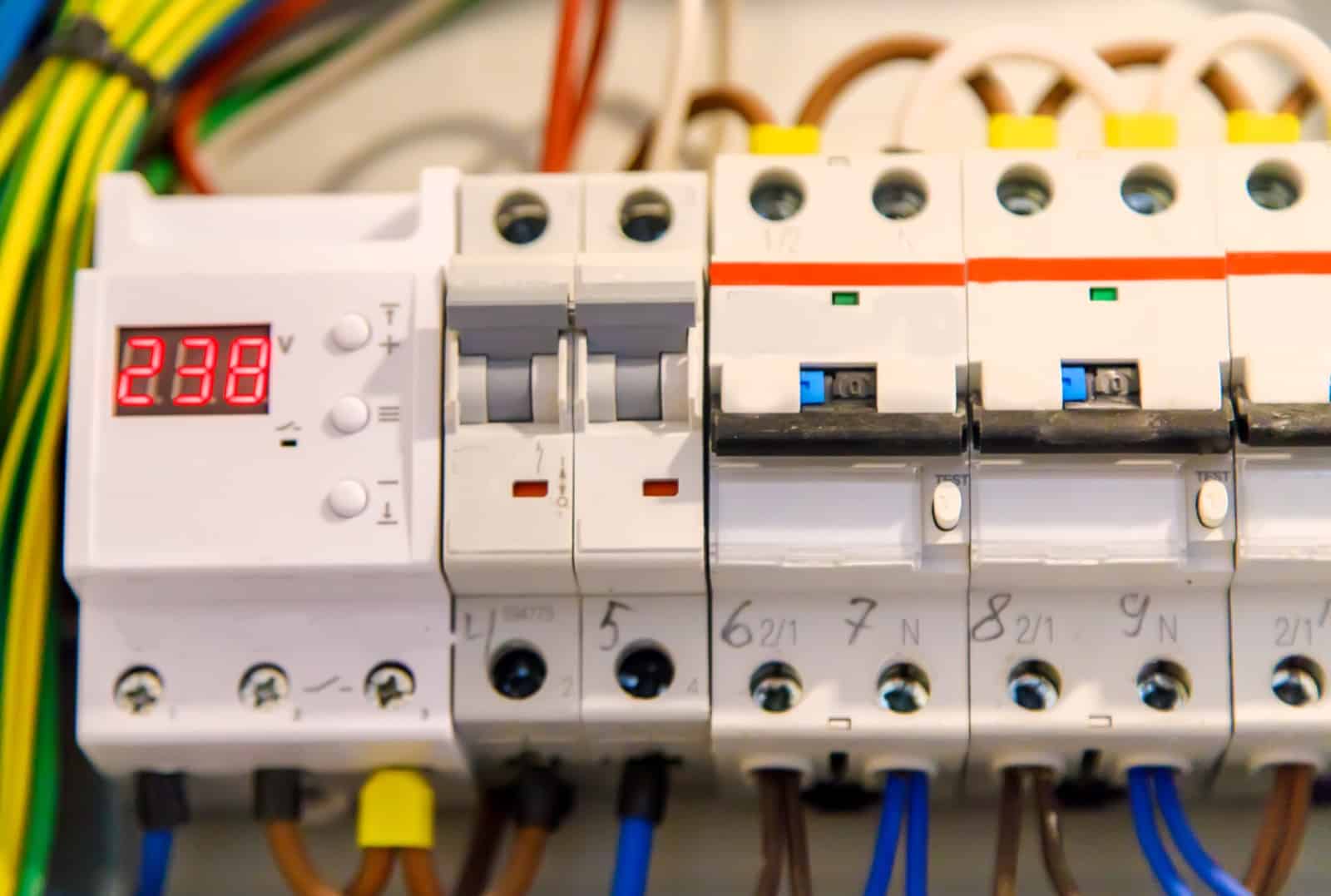 Compteur électrique raccordé au réseau après visa de l'attestation Consuel