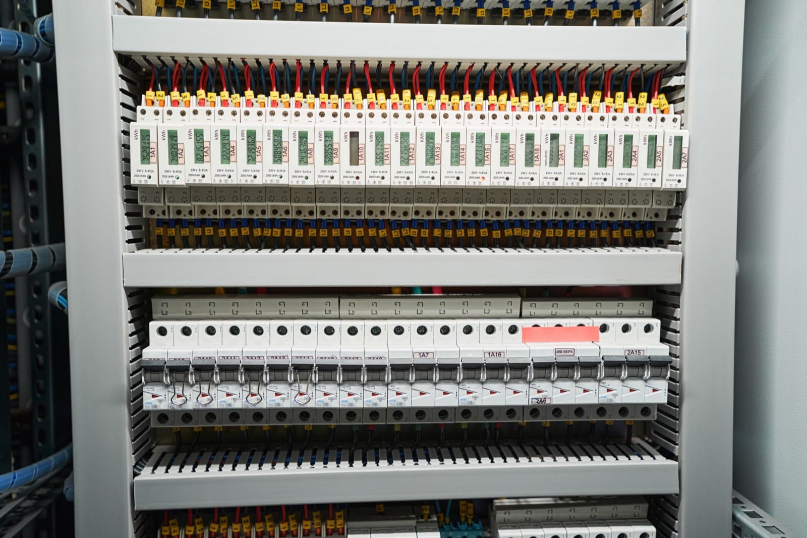 Délesteur électrique installé dans un tableau électrique