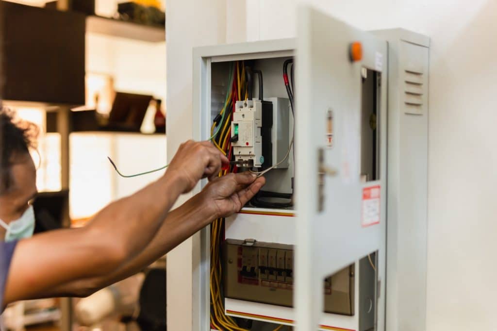 Installation domotique : électricien installant les équipements connectés