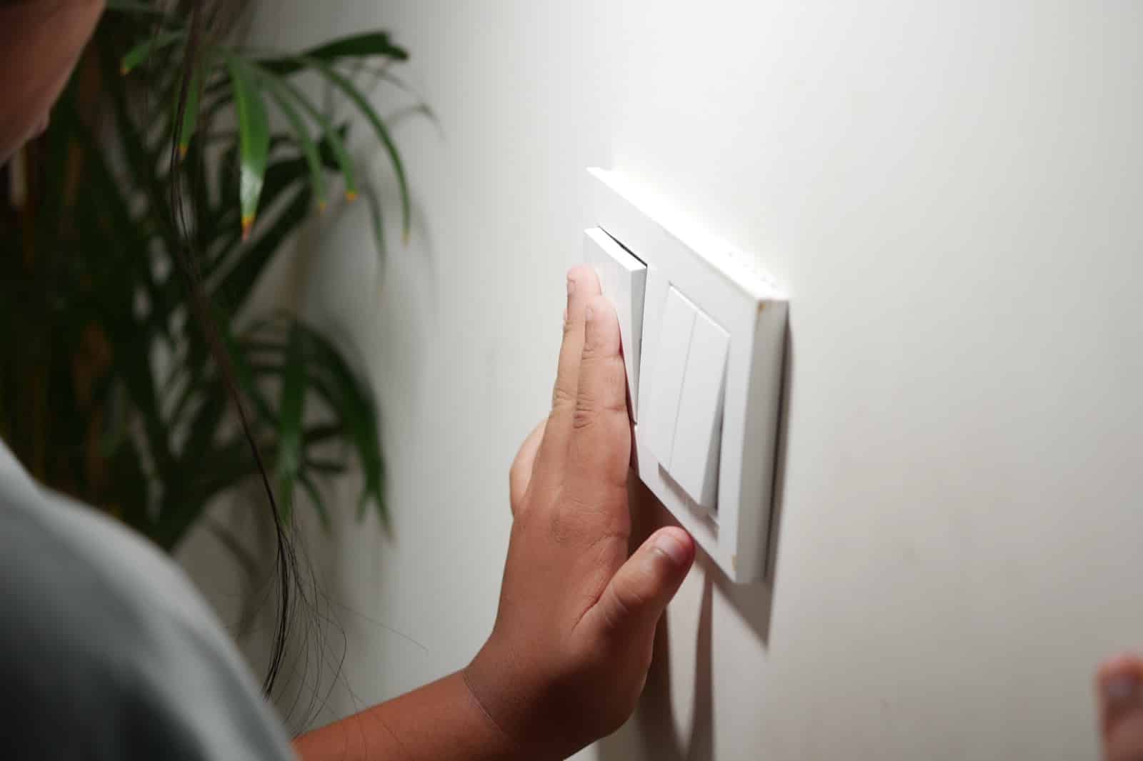 Micromodule d’éclairage connecté logé derrière un interrupteur par un électricien