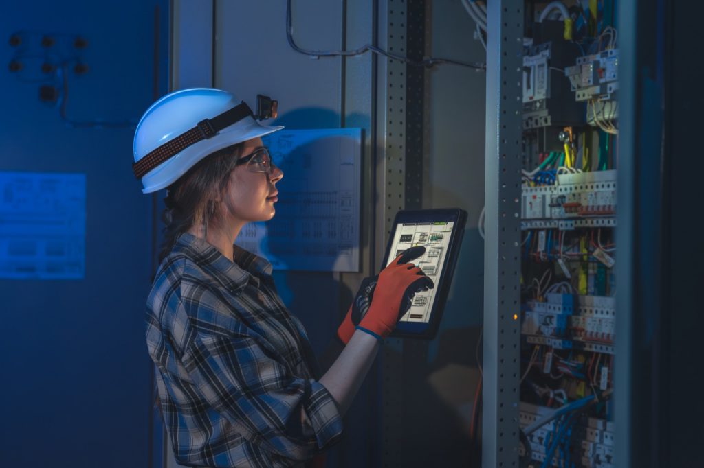 Maintenance électrique : contrôle préventif du tableau sur tablette
