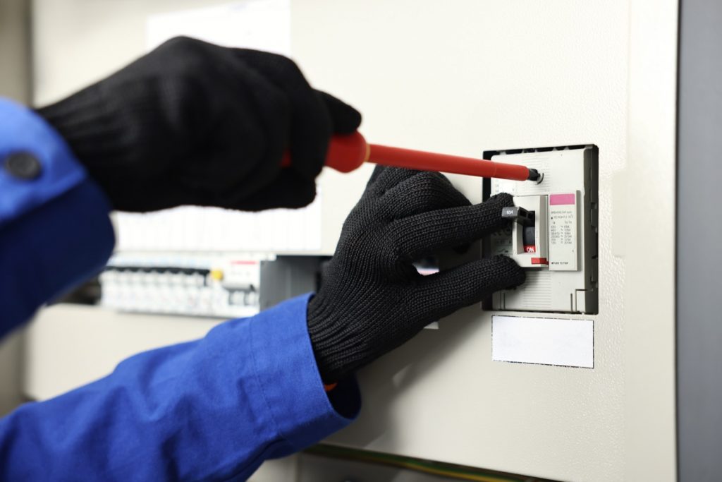 Maintenance électrique : intervention préventive sur les disjoncteurs