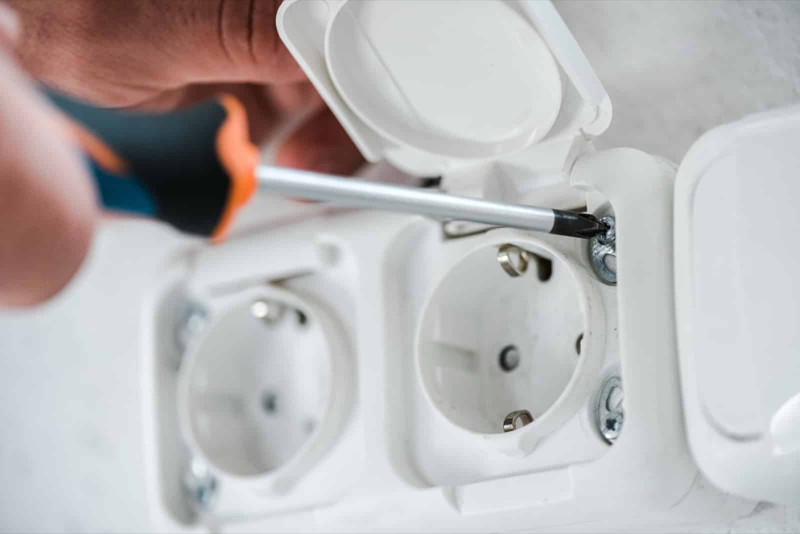 Contrôle et serrage des connexions lors d'une maintenance préventive électrique