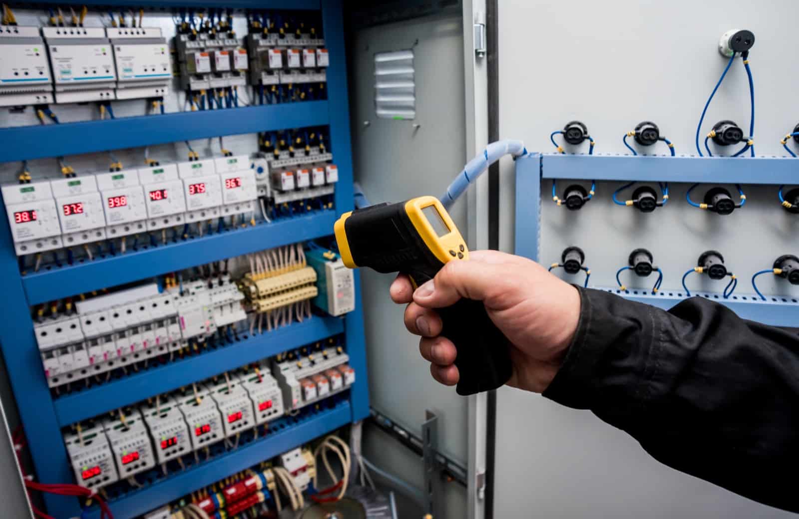 Thermographie infrarouge d'un tableau pour détecter les points chauds en maintenance préventive