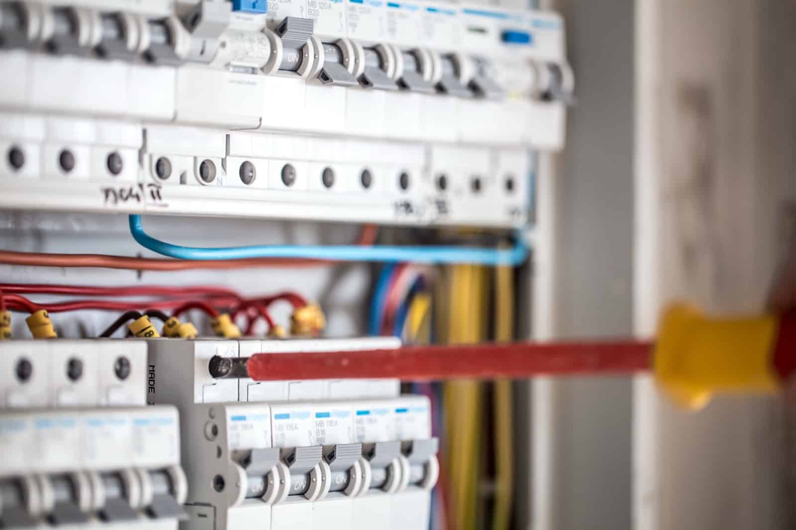 Nombre de prises par disjoncteur repéré sur un circuit de tableau électrique