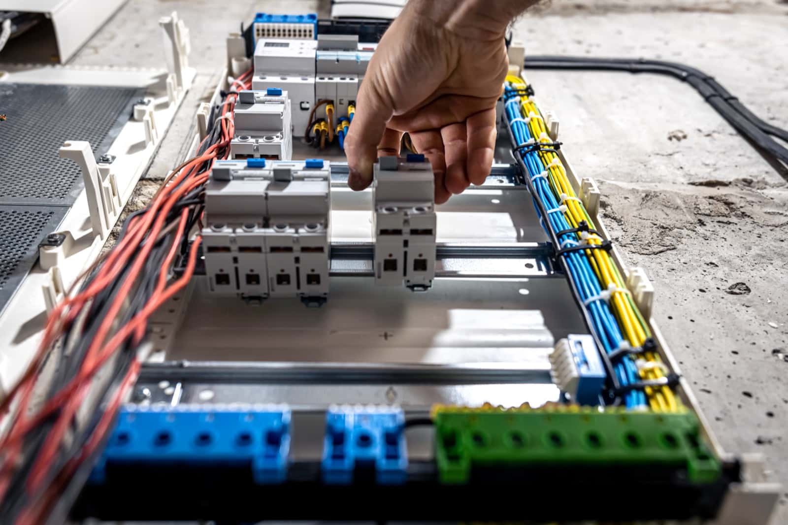 Installation conforme à la norme électrique NF C 15-100 dans un logement à Paris