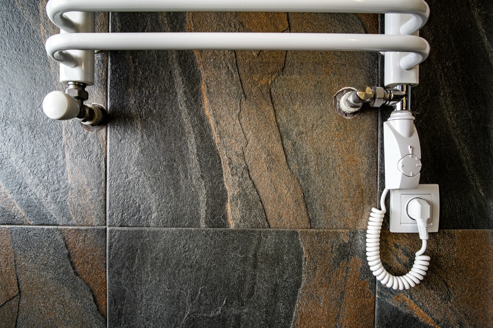 Liaison équipotentielle reliant les masses métalliques d'une salle de bain selon la norme électrique