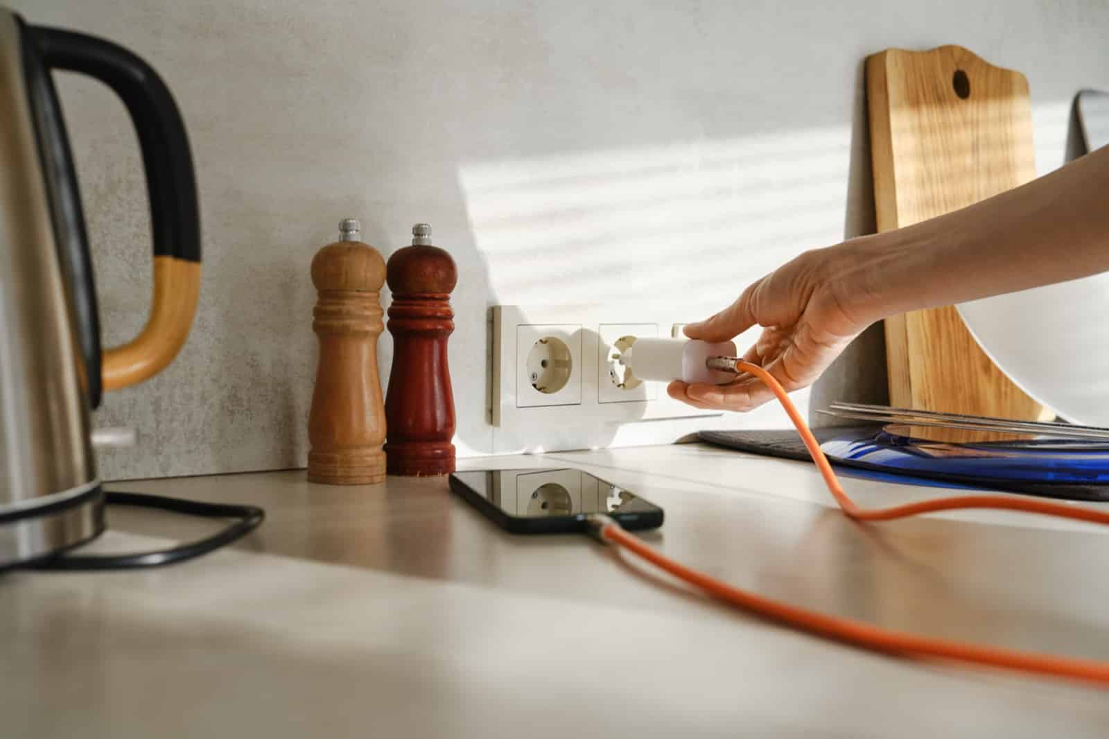 Prises plan de travail cuisine installées au-dessus d'un plan de travail moderne