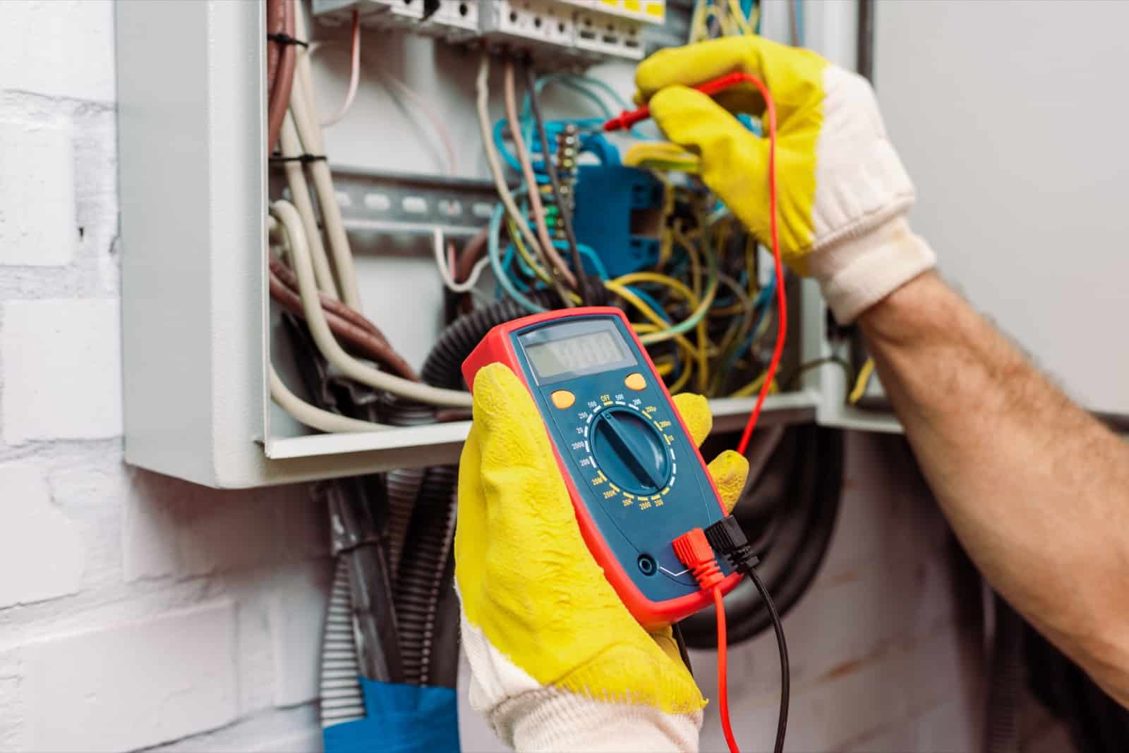 Diagnostiqueur vérifiant une installation pour établir le prix d'un diagnostic électrique