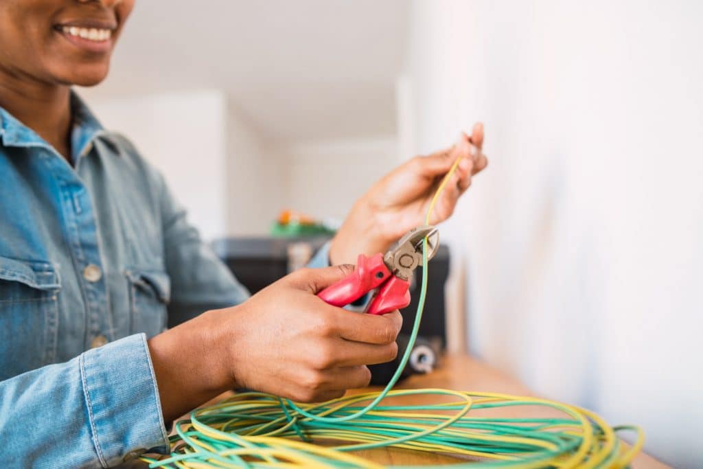 Rénovation appartement Paris 15 : électricien au travail sur l'installation électrique