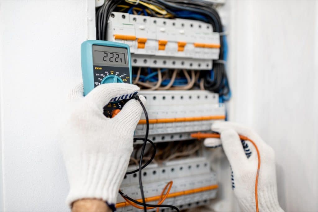 Rénovation appartement Paris 6 : électricien teste le tableau au voltmètre
