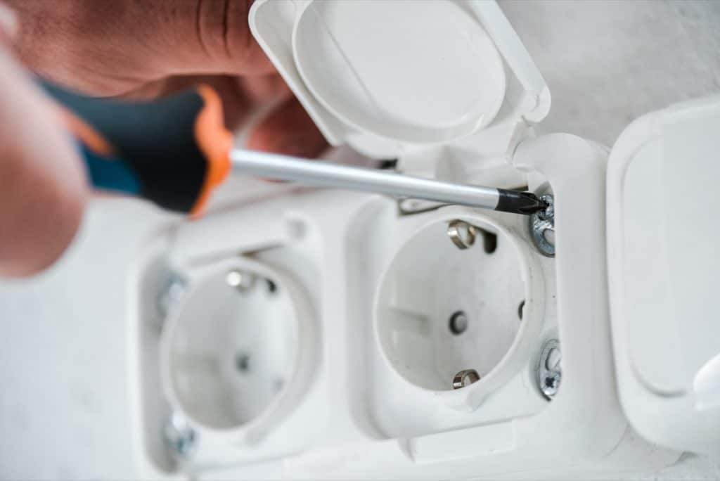 Rénovation appartement Paris 7 : électricien intervient sur le tableau électrique