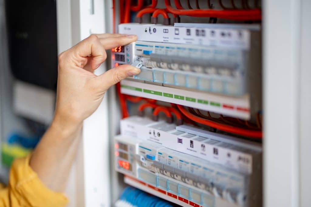 Rénovation électricité Paris : mise en service du tableau par un électricien