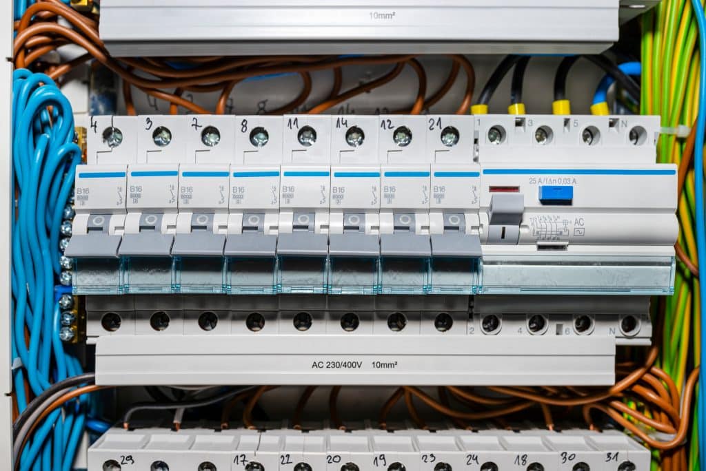 Rénovation électricité Paris : tableau électrique neuf aux normes NFC 15-100