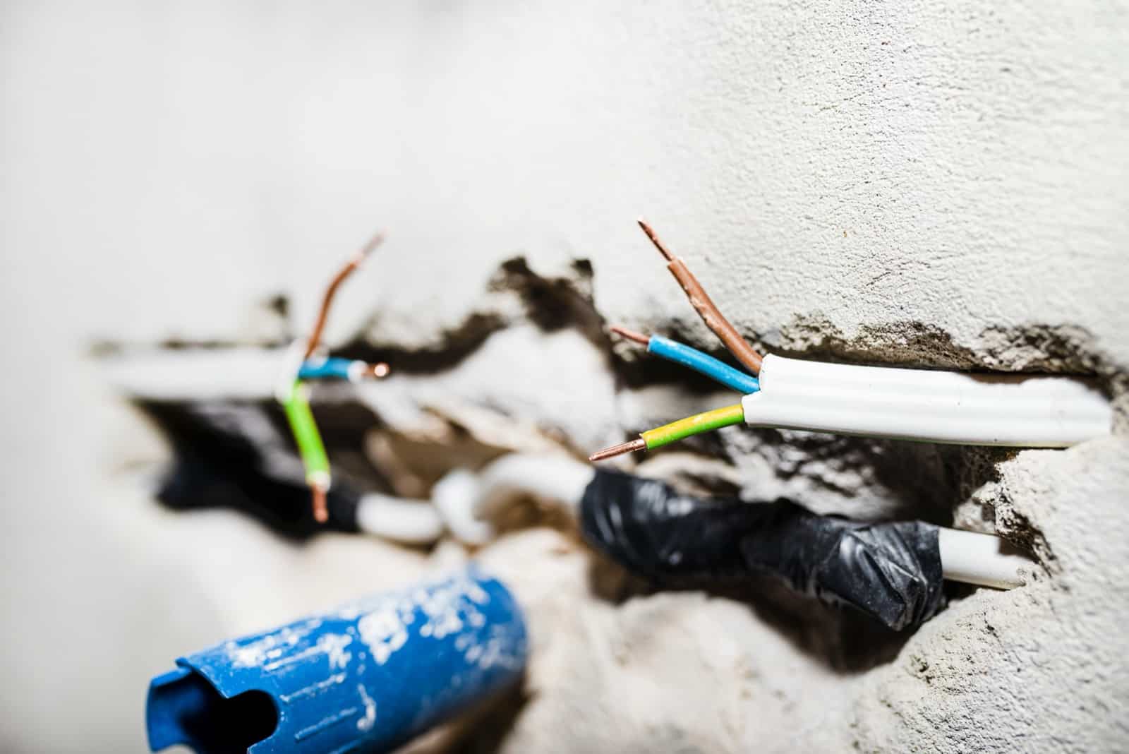 Fils électriques sous anciennes gaines dans une maison ancienne à rénover