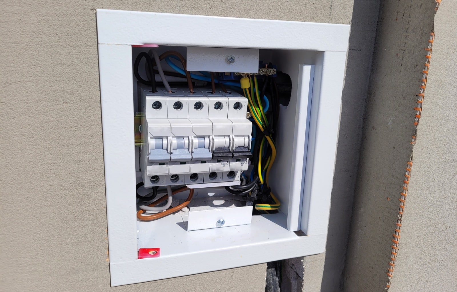 Nouveau tableau électrique posé lors d’une rénovation électrique de maison ancienne